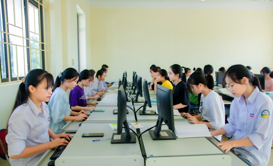 أكاديمية تدريب مع شاشات ومتابعة